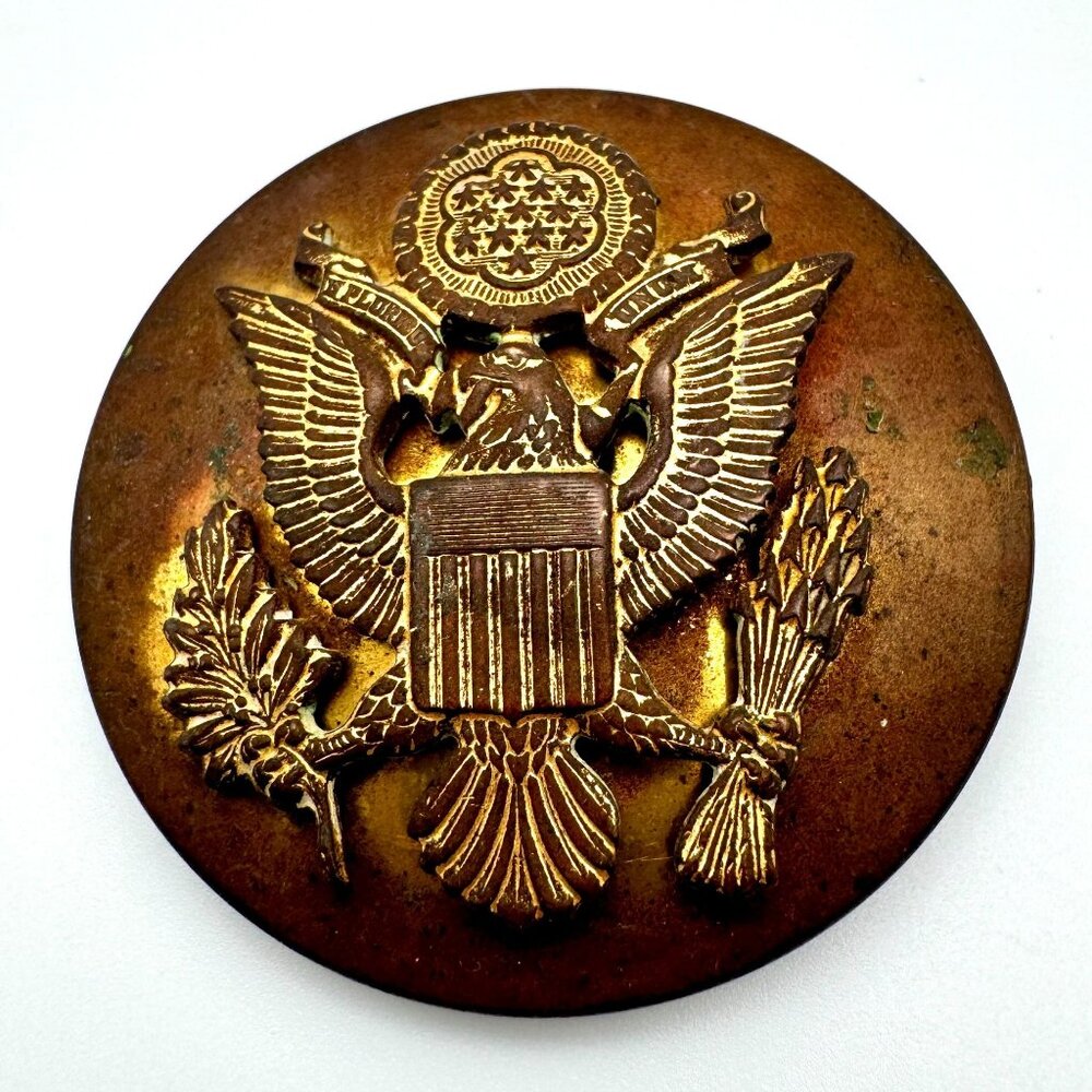 WWII Era Vtg US Army Brass Eagle Button Hat Cap Badge Antique Military Insignia - Picture 1 of 7